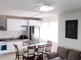 Apto 350 metros do mar com 2 garagens e ar condicionado