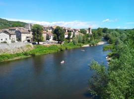 Les Voûtes - Chambres d'Hôtes à Lanas en Sud Ardèche - Terrasse ombragée, Parking, Restaurant, Grotte Chauvet，位于Lanas的酒店