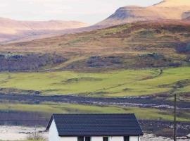 Almondbank Cottage - 2 Bedrooms, 8 miles from Portree，位于Skeabost的酒店