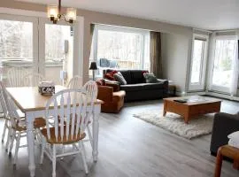 Trailside Village #5 - Slopeside 1BR with Hot Tub and Sauna, Ski In Ski Out on Great Eastern Trail