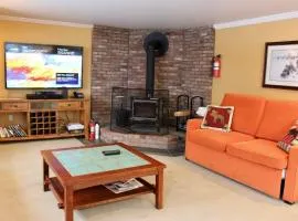 Trailside Village #7 - Slopeside 1BR with Hot Tub, Sauna and BBQ, Ski In Ski Out