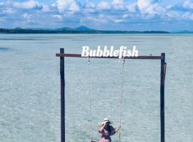 Bubblefish Water Villa，位于Kampong Bum Bum的宠物友好酒店
