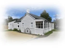 The Baker's Cottage in the Heart of Richmond Sleeps 6