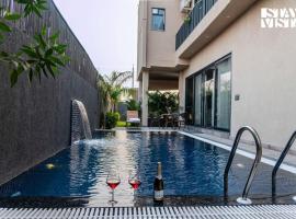 StayVista at Urban Escape - 2 Pools, Lawn & WiFi，位于斋浦尔的酒店