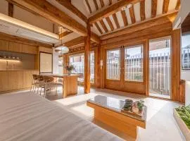 Luxury Traditional Hanok - Private Entire Home - MemoryStay Hyoja