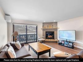 Spacious Condo with Lake and Mountain View，位于蒙特朗布朗的酒店