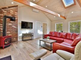 Experience the charm of Peak Hill Home, a cozy 3-BR retreat close to Ski Resort，位于Pittsfield的酒店