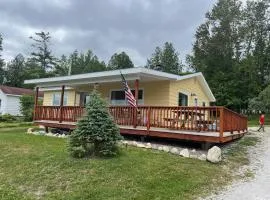 'Hillside' Cottage on the lake