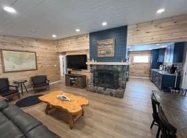 'Lakeside' Cottage with porch and sandy beach，位于Cedarville的酒店