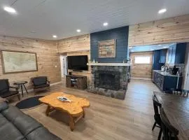 'Lakeside' Cottage with porch and sandy beach