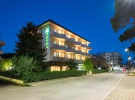 Hotel Parco dei Pini - 100mt dal Mare，位于福洛尼卡的酒店