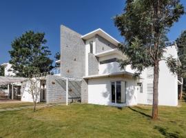 Royal County Villa by StayJadeJacuzziGarden，位于Attibele的酒店