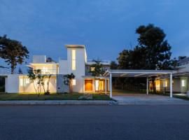 Golfers Arena by StayJadePS5Pool tableJacuzzi，位于Attibele的酒店