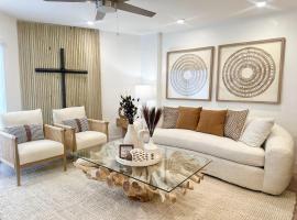 Seaside Serenity, Brand New 2 Bed 2 Bath Pool Beach Area, Tennis Pickleball 2024 Remodel，位于塔维涅的带按摩浴缸的酒店
