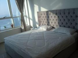 NICE Room in Sea View Apartment with Shared Amenities，位于阿吉曼的住宿加早餐旅馆