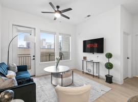 Bright 2-Bedroom Condo in Downtown with Parking，位于伯明翰的酒店