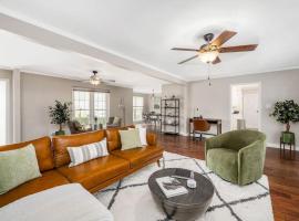 Spacious Family Home - Sleeps 8 - Garage，位于梅肯的酒店