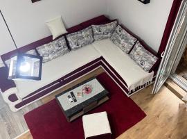HOLIDDAY HOUSE THE LUx，位于阿帕丁的酒店