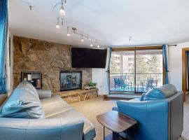 Mountain View Lakeside Retreat，位于狄龙的酒店