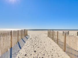 Updated Dauphin Island Condo with Pool and Gulf Views!，位于多芬岛的酒店