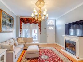 1 Mi to Dtwn Townhome with Patio in Baltimore!，位于巴尔的摩的酒店