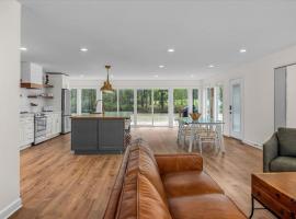 Comforting Lakeside Retreat in Gated Community，位于梅肯的酒店