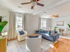 9 Mi to Colonial Beach Charming Cottage with Yard!，位于科洛尼尔比奇的酒店