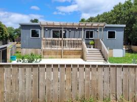 Raumati Beach Cosy Retreat，位于Raumati Beach的度假屋