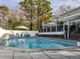 Modern 5 BR Stay Minutes From LBI，位于Ocean Acres的酒店