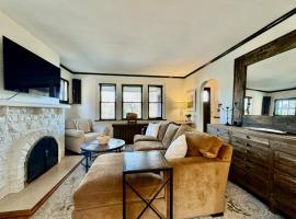 Spacious 3BR Home with Movie Theater，位于匹兹堡的酒店