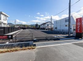 HOTEL R9 The Yard Iwakunikugainter，位于岩国市的带停车场的酒店