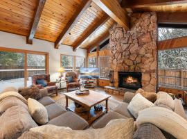Cabin for 8 HotTub Close to Ski Town Private Beach，位于塔霍城的酒店