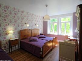 Grande chambre à louer avec salle d'eau privée - FR-1-583-232，位于Fougerolles的酒店