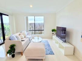 Little Santorini Retreat - Family Home near Theme Parks，位于Pimpama的酒店