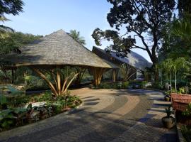 Timbertales Luxury Resort Coorg，位于马迪凯里的带泳池的酒店