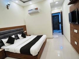 Hotel Woodlark Zirakpur Chandigarh !! Top Rated & Most Awarded Properties in Tricity !!，位于钱德加尔的酒店