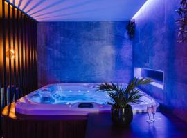 Love Room Les Private Places - Lit King Size et Jacuzzi Privé，位于奥尔良的带按摩浴缸的酒店