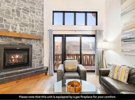 Country Chic Condo with Views of Mont-Tremblant，位于蒙特朗布朗的酒店