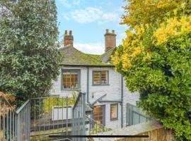 Seabreeze, A Charming Cosy Cottage In The Heart Of Hythe, With Private Parking，位于海斯的酒店