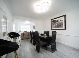 Spacious Duplex Apartment - Perfectly Situated in the Heart of the City