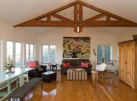 The Rivery Retreat, Choose from Luxury Guesthouse Cabin OR Suite in Lake Austin Hill Country