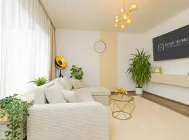 Luxx Home MM, Airport - Parkplatz - Küche - Balkon