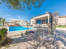 Villa Tara ZadarVillas，位于Tinj的酒店
