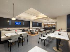 海口国际免税城新海港码头亚朵酒店，位于海口的酒店