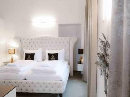 Luxurious Castle Retreat in Austria Innviertler Versailles with Nearby Spas，位于Aurolzmünster的酒店