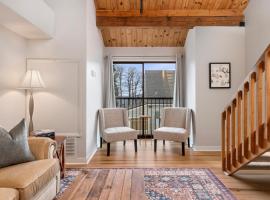 Mountain Inn Lodge 59 with Wintergreen Advantage，位于Wintergreen的酒店