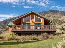 Cozy Henrys Lake Escape - 20 Miles to Yellowstone!