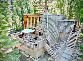 Modern and Private Cabin in the Woods，位于玛瑙湾的酒店