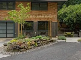 #StayInMyDistrict Multnomah Village Modern Retreat