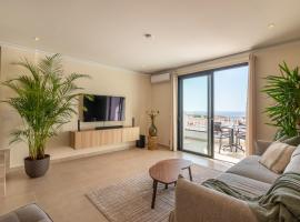 2 Bedroom Luxury Apartment with Sea View in Los Cristianos，位于洛斯克里斯蒂亚诺斯的酒店